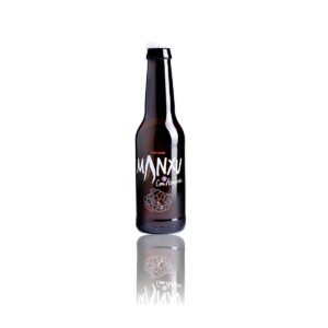 Botella de cerveza Manxu con lúpulo en etiqueta.