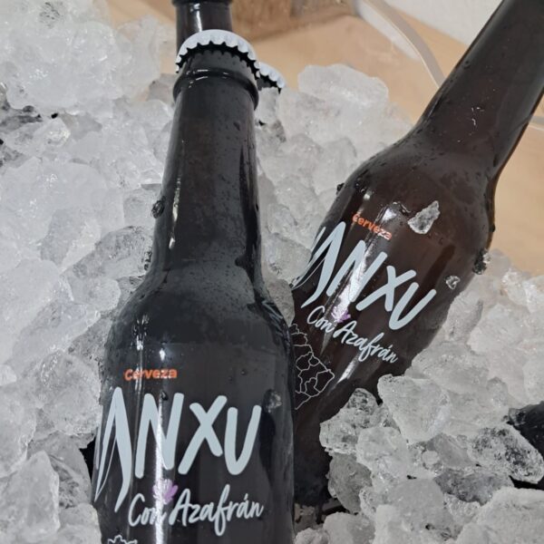 Botellas de cerveza ANXU con azafrán en hielo.