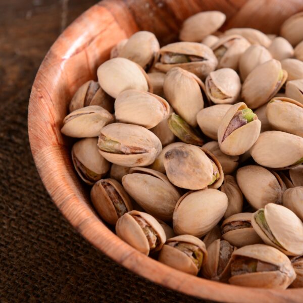 Pistachos crudos en cuenco de madera.