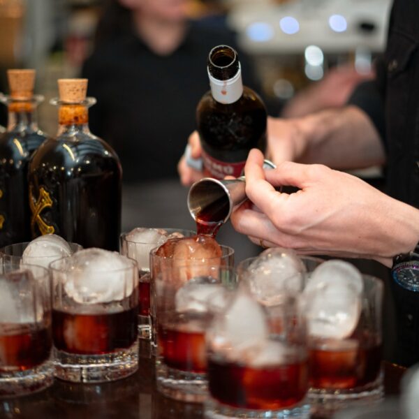 Servicio de cócteles con hielo en bar.